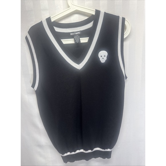 Hot Topic Sweaters - NWT Hot Topic Skull Girls Sweater Vest in Black size Medium‎